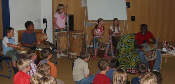 Ibou trommelt mit den Sch�lern
